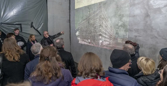 Menschen bei der Besichtigung eines Rohbaus