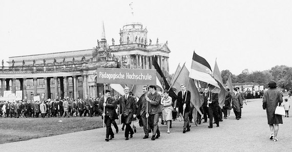 Umzug von Beschäftigten der Pädagogischen Hochschule, 1960er Jahre | Foto: Fotoarchiv der Universität Potsdam Umzug von Beschäftigten der Pädagogischen Hochschule, 1960er Jahre | Foto: Fotoarchiv der Universität Potsdam