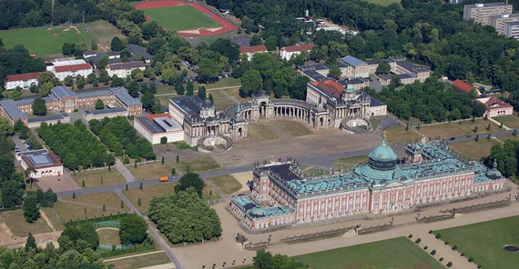 Luftaunfahme vom Neuen Palais, im Hintergrund die Universität Potsdam