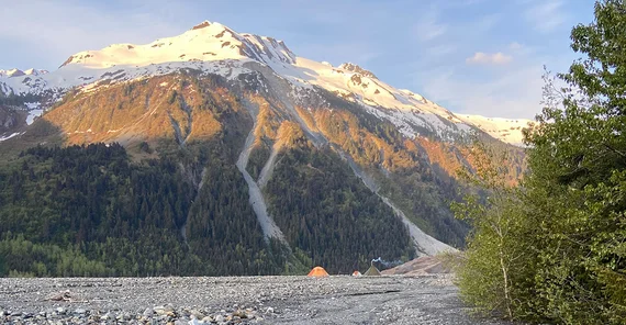 Im Mai 2023 stieg das Team ins Flugzeug, in der Hoffnung auf milde, frühsommerliche Bedingungen. Doch es regnete viel, das Camp wurde überschwemmt und musste anderswo neu aufgebaut werden.