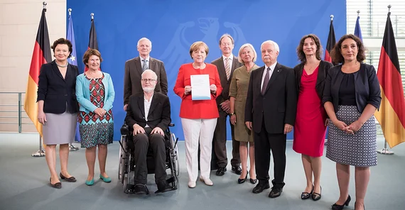 Die Mitglieder des Nationalen Normenkontrollrates übergeben ihren Jahresbericht 2017 an Bundeskanzlerin Angela Merkel. Foto: Bundesregierung/Steffen Kugler.