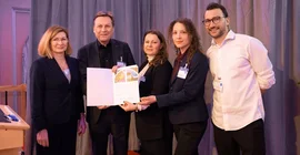 Präsident Prof. Oliver Günther, PhD (2.v.l.) bei der Unterzeichnung der Okanagan Charta am Rande des Sportempfangs mit Dr. Petra Bischoff-Krenzien, Leiterin des Zentrums für Hochschulsport, Jule Seiffert, Koordinatorin des studentischen Gesundheitsmanagements, Adina Bruewer, Koordinatorin des betrieblichen Gesundheitsmanagements und Julius Kühn, Berater für die TK (v.l.n.r.).