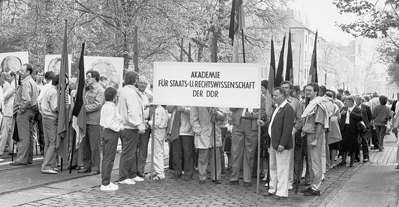 Umzug von Beschäftigten der Akademie für Staats- und Rechtswissenschaft der DDR, 1988 | Foto: Fotoarchiv der Universität Potsdam Umzug von Beschäftigten der Akademie für Staats- und Rechtswissenschaft der DDR, 1988 | Foto: Fotoarchiv der Universität Potsdam