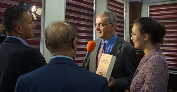 Dr. Stefan Gatzhammer gibt ein TV-Interview zum Buchprojekt „Ferman 74“. Das Foto ist von Valentina Mezer-Oldenburg