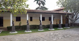 Büsten vor der Great Hall der University of Ghana. Das Foto ist von Frithjoff Sonntag.