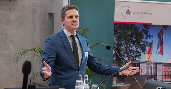 Ein Mensch hält eine Rede.