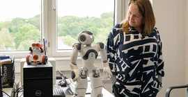 Robot Nao in the office together with Katharina Kühne
