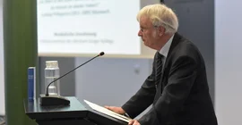 Bei der feierlichen Präsentation der Neu-Edition der zweisprachigen Philippson-Tora sprach für die Herausgeber Prof. Dr. Rüdiger Liwak,  Benno-Jacob-Gastprofessor für Hebräische Bibel und Exegese an der School of Jewish Theology der Universität Potsdam. Foto: Tobias Barniske