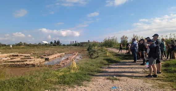 Menschen besichtigen eine archäologische Ausgrabungsstätte