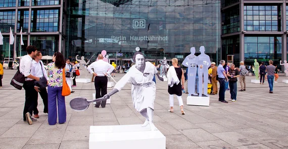 Bei der Eröffnung der Ausstellung vor dem Berliner Hauptbahnhof 2015.