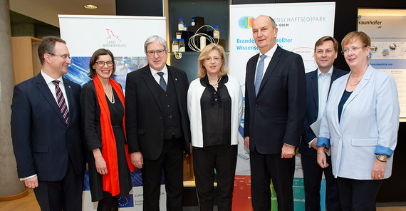 V.l.n.r.: Prof. Dr. Alexander Böker, Leiter des Fraunhofer-Instituts für Angewandte Polymerforschung IAP; Agnes von Matuschka, Standortmanagerin vom Wissenschaftspark Golm; Prof. Dr.-Ing. Jörg Steinbach, Minister für Wirtschaft und Energie des Landes Brandenburg, Corina Cre?u, EU-Kommissarin für Regionalpolitik, Dr. Dietmar Woidke, Ministerpräsident des Landes Brandenburg, Prof. Oliver Günther, Präsident der Universität Potsdam, Ph.D., Dr. Ulrike Gutheil, Staatssekretärin für Wissenschaft, Forschung und Kultur des Landes Brandenburg. Foto: Karla Fritze.