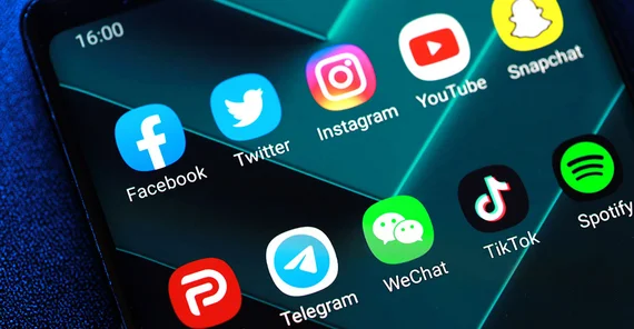 Verschiedene Social Media Button auf einer Smartphone-Oberfläche