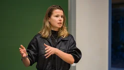 Luisa Neubauer hält einen Vortrag.