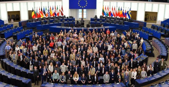 Die Teilnehmenden der European Student Assembly (ESA) 2026 im Europäischen Parlament in Straßburg.