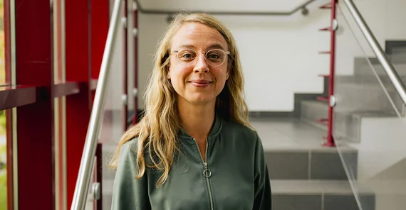 Prof. Dr. Camilla Rjosk im Portrait in einem Treppenhaus.