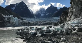 Lake No Lake is a lake in British Columbia (Canada), dammed by the Tulsequah Glacier in the background (estimated height 150-200 m), which empties several times a year. In the 1990s, this lake, when full, held a volume of over 700 million cubic meters of meltwater. This photograph shows the lake almost completely emptied on 9/16/2022 with icebergs left on the lake bottom.