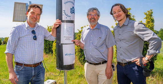 Bei der Eröffnung des „Bodenfeuchte-Netzwerk Brandenburg“: Prof. Dr. Sascha Oswald von der Universität Potsdam, Axel Vogel, Minister für Landwirtschaft, Umwelt und Klimaschutz des Landes Brandenburg, Daniel Altdorff, Ph.D., Helmholtz-Zentrum für Umweltforschung (UFZ) in Leipzig.