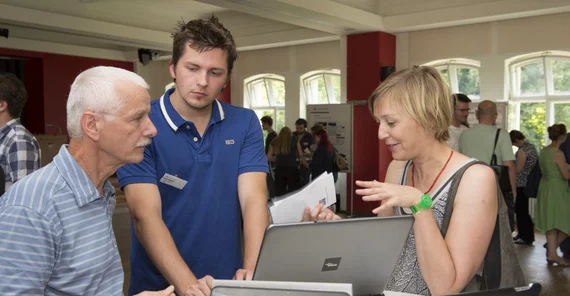 Gäste des „Infomarktes IT“ erhielten wie hier bei Michael Seydewitz und Marco Bahrs sachkundige Auskunft zu ihren Fragen, Foto: Karla Fritze