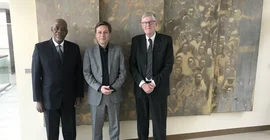 Der südafrikanische Botschafter Phumelele Stone Sizani  mit Unipräsident Oliver Günther und