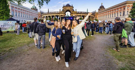 Auf dem Foto sind Studierende zu sehen, die 2024 am Campus Festival auf dem Campus Am Neuen Palais teilgenommen haben. Das Bild hat Ernst Kaczynski aufgenommen.
