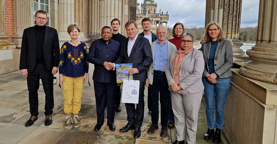 Gruppenfoto. Menschen posieren für Kamera.