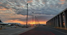 Ein Flugfeld in stimmungsvolles Morgenlicht getaucht.