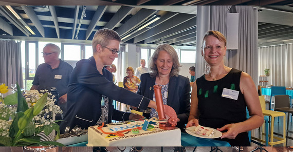Die beiden Vorsitzenden des Kuratorium und die Geschäftsführerin von proWissen schneiden die Geburtstagstorte an