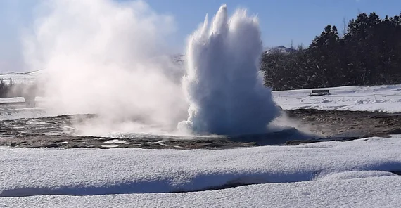 Medium size eruption of Strokkur geyser on 14 March 2020. The bursting water bulge creates a wave in the water filled pool of the geyser. | Photo: Eva Eibl