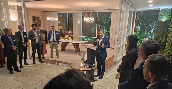 University of Potsdam President Oliver Günther speaks at a reception hosted by the university at the residence of the German Consul General in São Paulo.