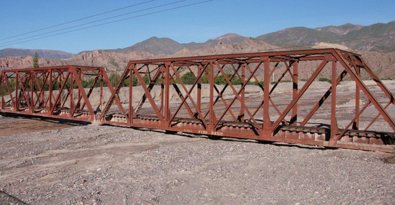 Stillgelegte Schienenbrücke über dem Rio Yacoreite, Humahuaca Tal, Nordwestargentinien. Innerhalb weniger Dekaden haben in vielen Teilen der Region Sedimente Flusssysteme „ersticken“ lassen. Im Humahuaca-Tal führte der Überschuss an Sedimenten zu einem Anstieg des Flussbettes von drei bis vier Metern und schließlich zur Stilllegung des lokalen Schienennetzwerkes. (Foto: Taylor Schildgen).