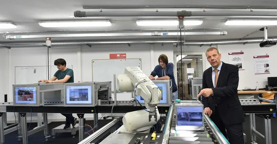 Prof. Dr. Norbert Gronau im Anwendungszentrum Industrie 4.0 des Lehrstuhls. Foto: Karla Fritze.