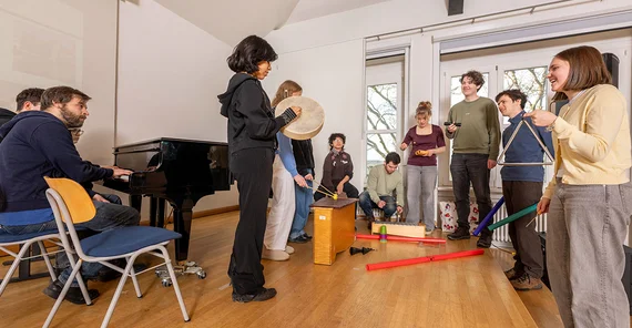Spontaneous ensemble playing of students at the start of the seminar.