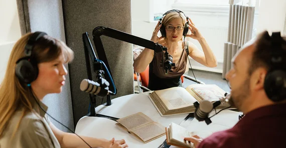 Drei Personen bei der Aufnahme des Podcast "Unerhörtes Mittelalter" im Tonstudio der Uni Potsdam.