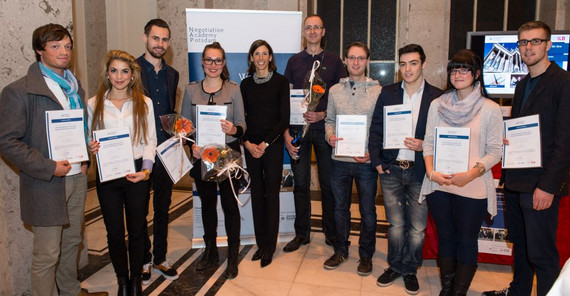 Prof. Dr. Uta Herbst mit den Preisträgern des ersten Verhandlungswettbewerbs der Negotiation Academy Potsdam. Foto: Karla Fritze