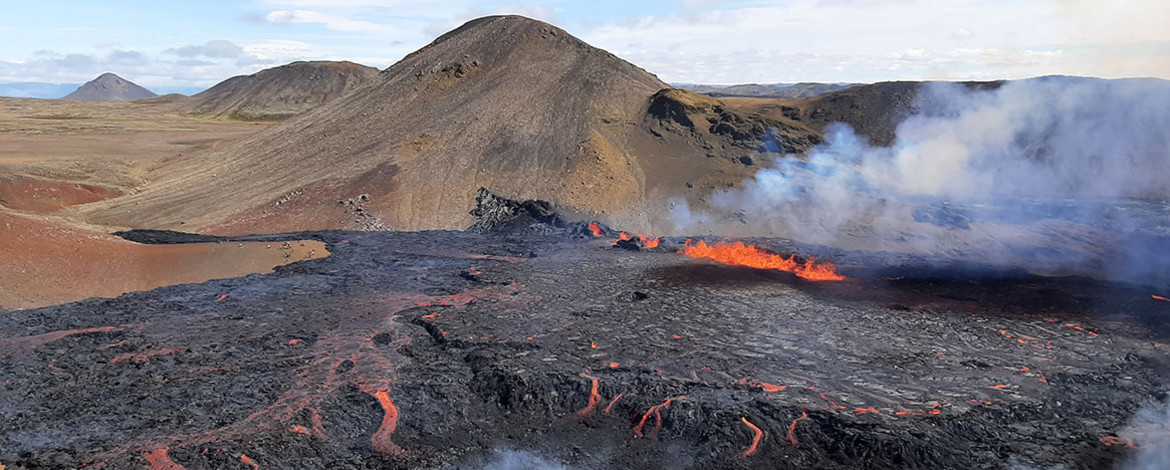 Lavafeld bei einem Vulkanausbruch im Meradalir von 2022. Das Foto entstand innerhalb der ersten 24 Stunden nach Beginn des Ausbruchs und man sieht noch die längliche Spalte, an der Lava ausfließt. - 