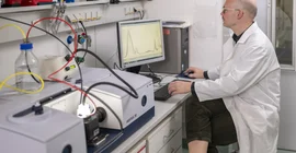 Mann sitzt an einem Computer im Labor