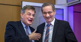 Matthias Platzeck, ehemaliger Ministerpräsident von Brandenburg und Vorsitzender des Vorstandes des Deutsch-Russischen Forums e.V. (rechts) mit dem Vizepräsidenten für Internationales, Alumni und Fundraising der Universität Potsdam, Prof. Dr. Florian J. Schweigert. Foto: Thomas Roese.