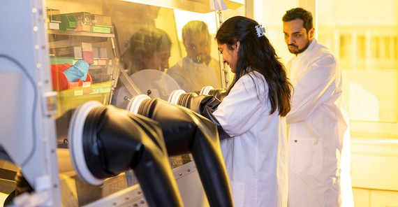 Manasi Pranav (l.) und Atul Shukla im Präparationslabor. Manasi Pranav (l.) und Atul Shukla im Präparationslabor.