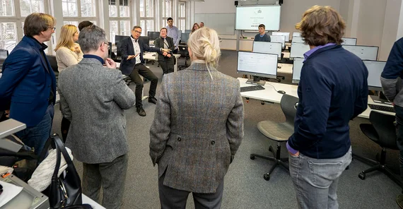 ZIM-Leiter Alexander Schulz beim Modellversuch zum Einsatz von KI in der Juristischen Fakultät auf dem Campus Griebnitzsee.