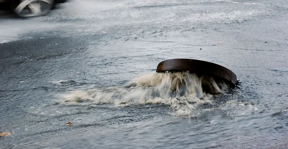 Gullidecke kommt hoch wegen Starkregen und Flut