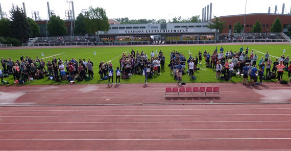 Sportler im Stadion, die sich auf die Sporteignungsprüfung vorbereiten. Foto: Jim Förster