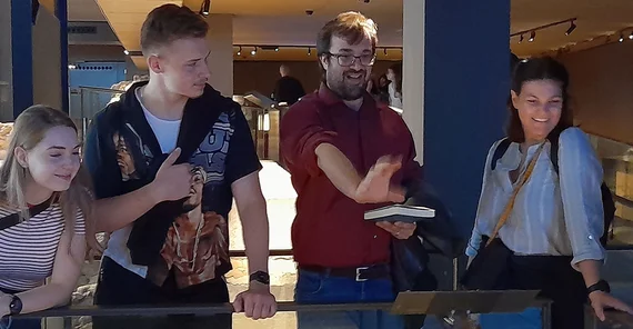 Professor Carlà-Uhink erklärt die Zerstörung von Inschriften