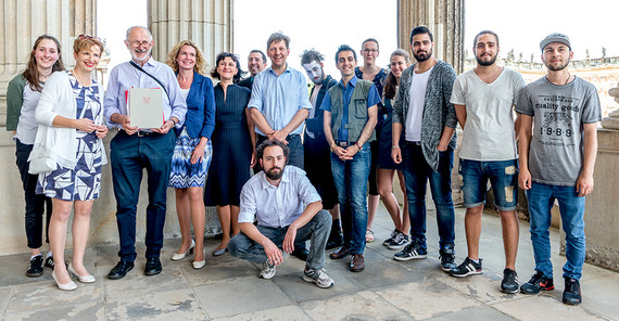 Kulturministerin Dr. Martina Münch (2.vl.) mit Prof. Dr. Dieter Wagner von der Universitätsgesellschaft (3.v.l.)und Projektleiterin PD Dr. Ljuba Kirjuchina (5.v.l.) sowie Mitgliedern des Ensembles. Foto: Karla Fritze.