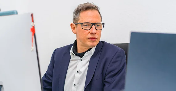 ZIM-Leiter Alexander Schulz an seinem Schreibtisch.