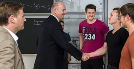 Der Präsident der Universität Potsdam, Prof. Oliver Günther, Ph.D. (links), und der Ministerpräsident des Landes Brandenburg, Dietmar Woidke, mit Studierenden der Universität Potsdam. Foto: Thomas Roese.