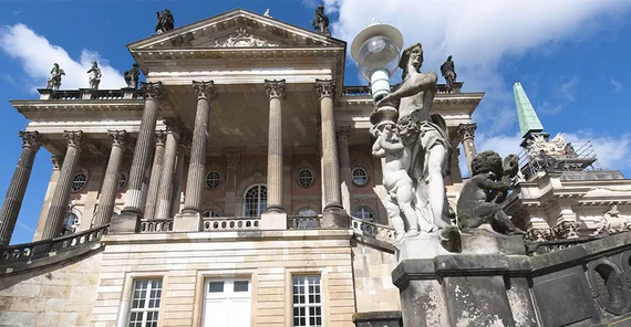 Haus 9 am Campus Am Neuen Palais. Blick aus der Froschperspektive.