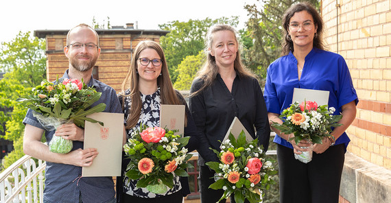 Wissenschaftspreis Uni Potsdam Dr. Tobias Moebert, Ann-Marie Gursch und Prof. Dr. Ulrike Lucke, ausgezeichnet mit dem Landeslehrpreis 2024, und Dr. Alejandra Rodríguez-Sánchez, Trägerin des Postdoc-Preises 2024.