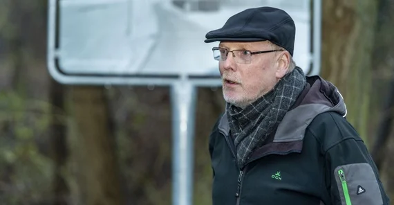 Das Bild zeigt Ronald Sima, den Kurator des Projekts „Grenzzonen – Zonengrenze“, Das Foto ist von Tobias Hopfgarten.