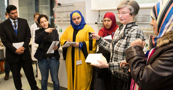 Labortechnikerinnen und -techniker informierten sich im Chemielabor der Arbeitsgruppe „Didaktik der Chemie“ darüber, wie Studierende des Bachelor- und Masterstudienganges für das Lehramt Chemie ausgebildet werden. Foto: Karla Fritze