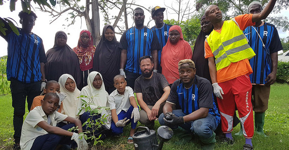 Viele dabei, alle mit aufs Bild: Baumpflanzen im botanischen Garten Sansibar. Foto: Dr. Torsten Lipp. Viele dabei, alle mit aufs Bild: Baumpflanzen im botanischen Garten Sansibar. Foto: Dr. Torsten Lipp.